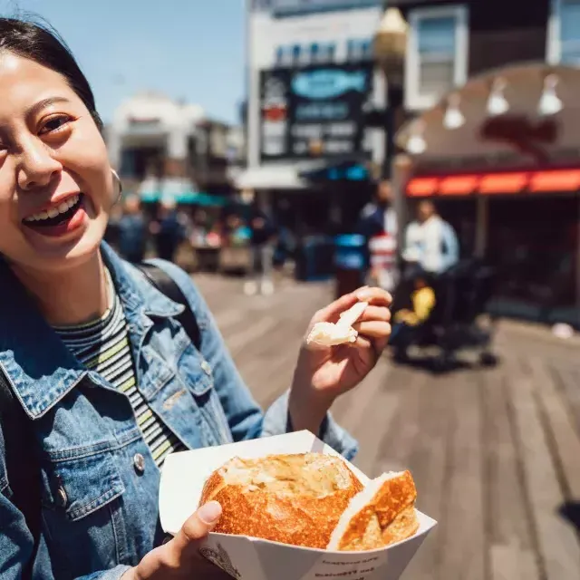 Frau mit Chowder am PIER 39